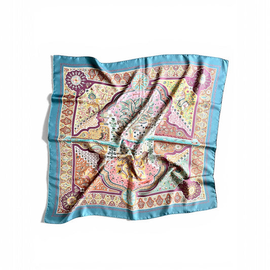 HERMÈS  - Carré en Soie "Aux Portes du Palais"